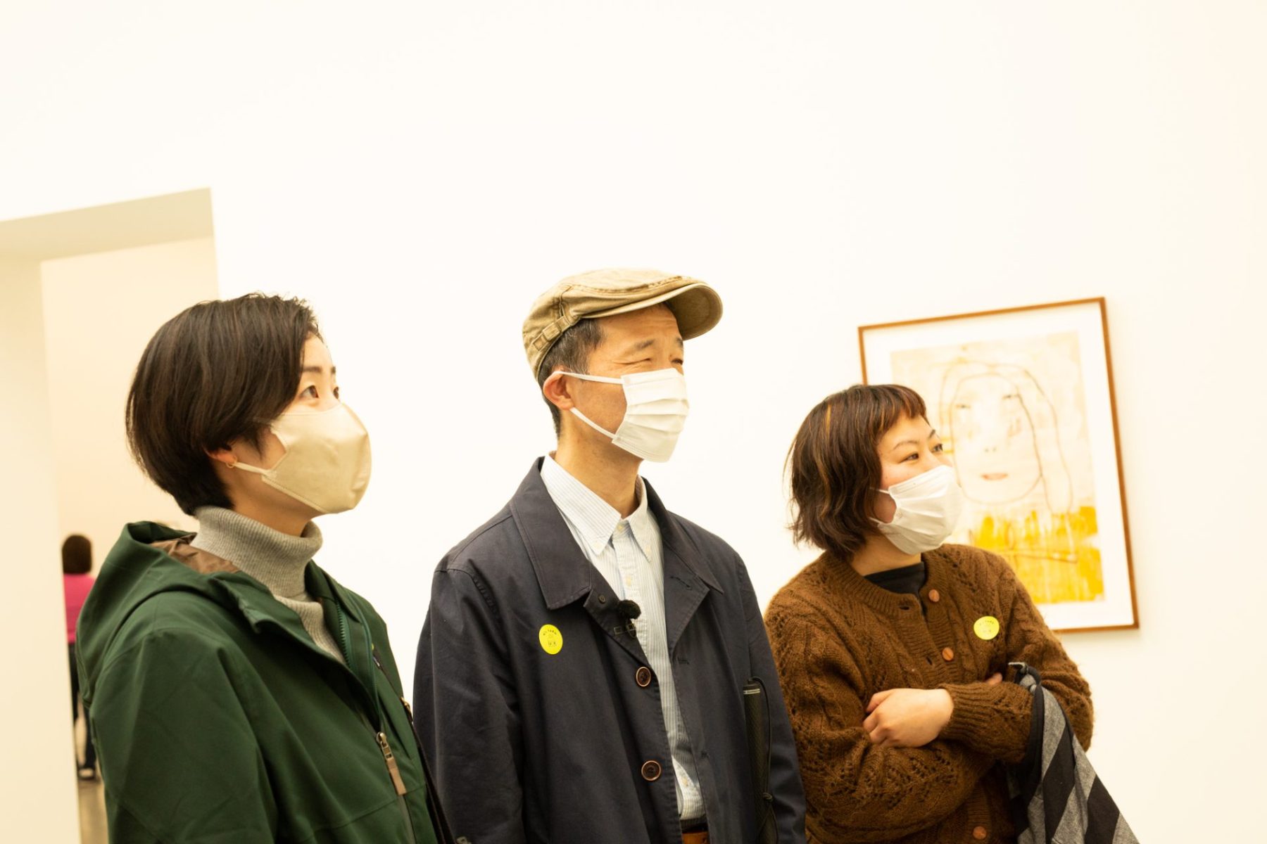 《Invisible Vision》を鑑賞する白鳥さんと参加者。背後に見えるのも奈良さんの作品（《Untitled》）