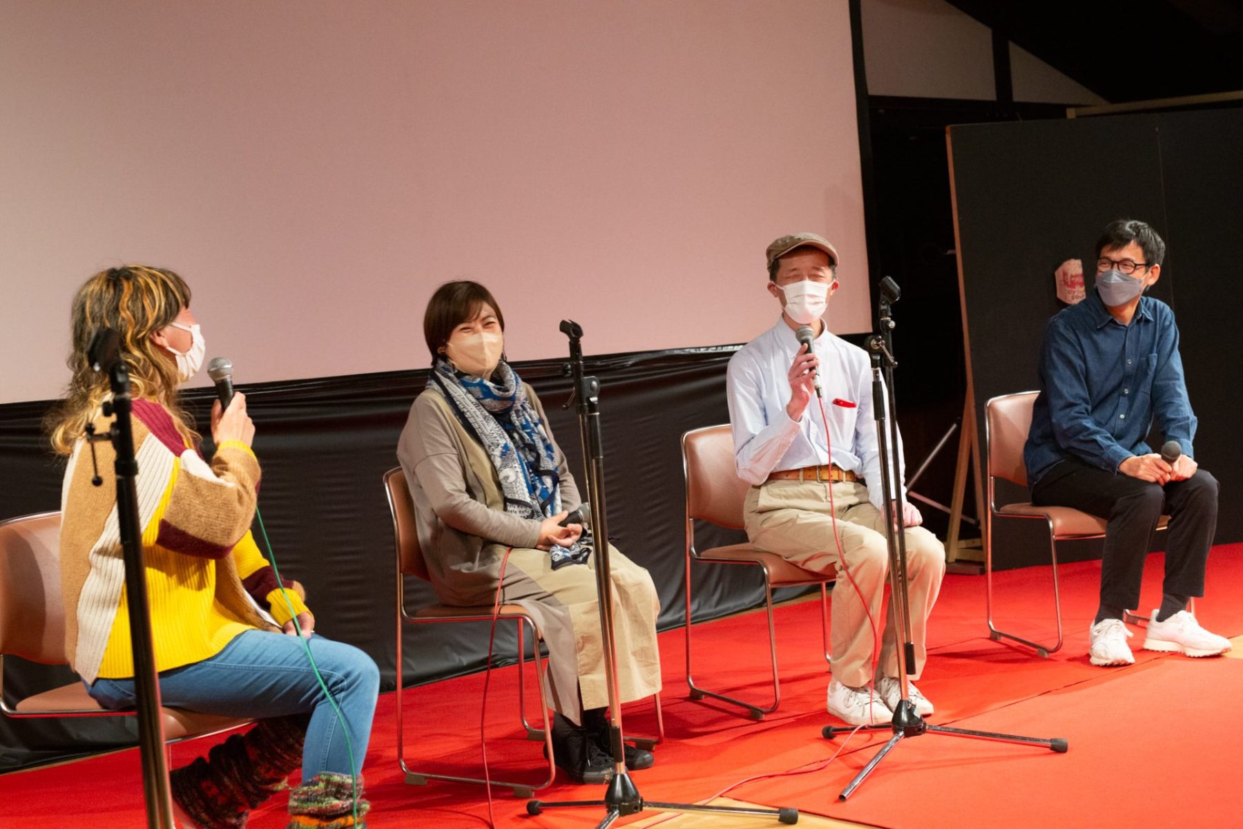 アフタートークでお話しする皆さん。右から三好さん、白鳥さん、川内さん、映画祭実行委員長の金森