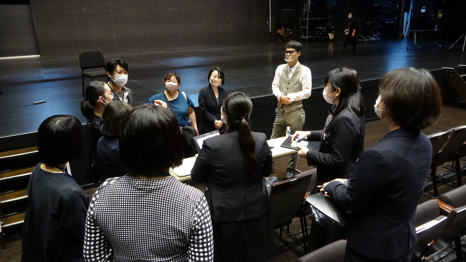 ロームシアター京都で、講演終了後にみんなで集まって話し合っている様子の写真です。廣川さんや劇場の方、ろう者の方々など、合計11名でディスカッションを行っています