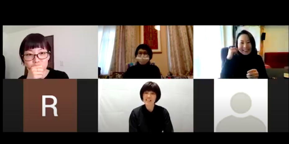 再び、オンラインインタビューの時のzoom画面の写真です。廣川さんが笑顔で手話表現をしています