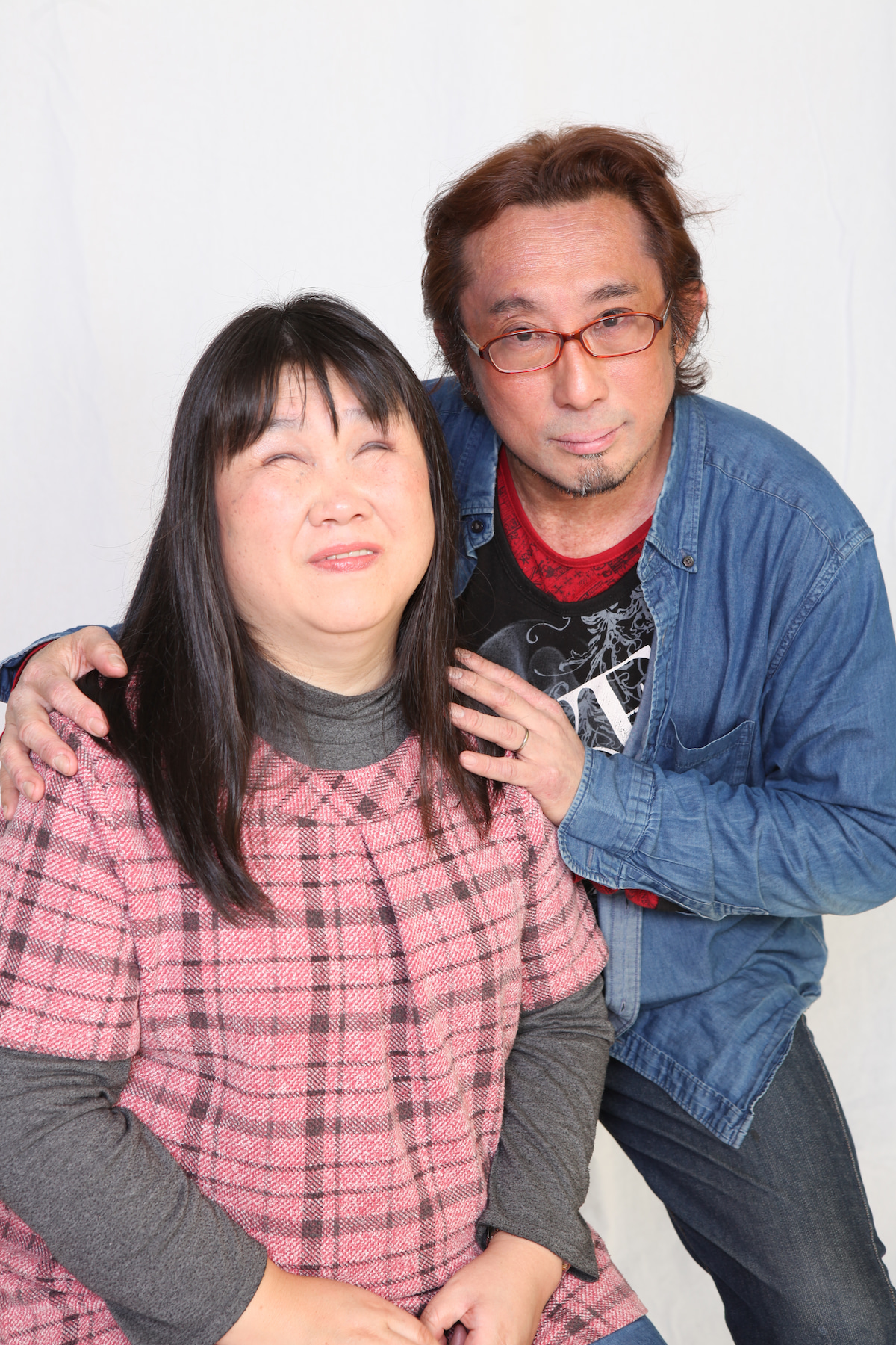 美月さんと鈴木さんのツーショット写真です。鈴木さんが、美月さんの肩に手を添えて、カメラを見据えて微笑んでいます