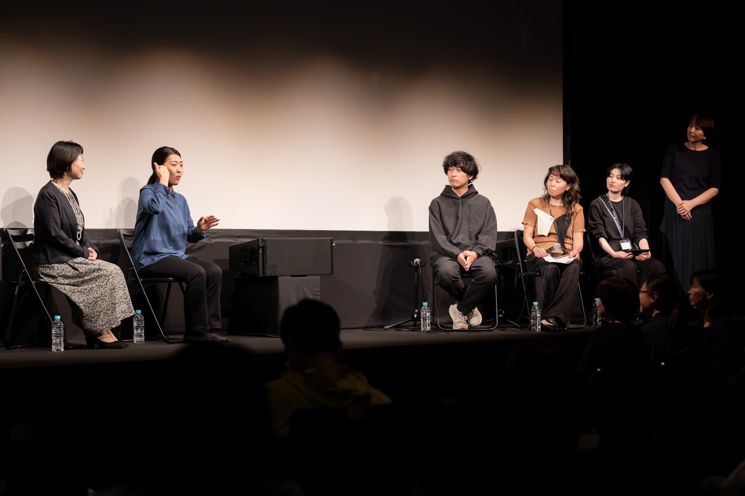 左から：TA-netの廣川麻子さん、手話弁士を務めた那須映里さん、「cocoon」の作・演出を務めた藤田貴大さん、THEATRE for ALLの金森香、林芽生。