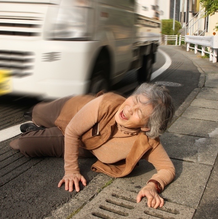 西本さんが、今にも車に轢かれそうになって道路に倒れこむシーンをコミカルに演じるインスタ写真