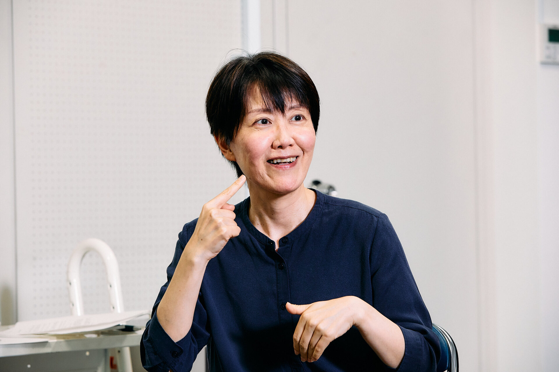 早川さんが正面を向いて手話を交えて話している