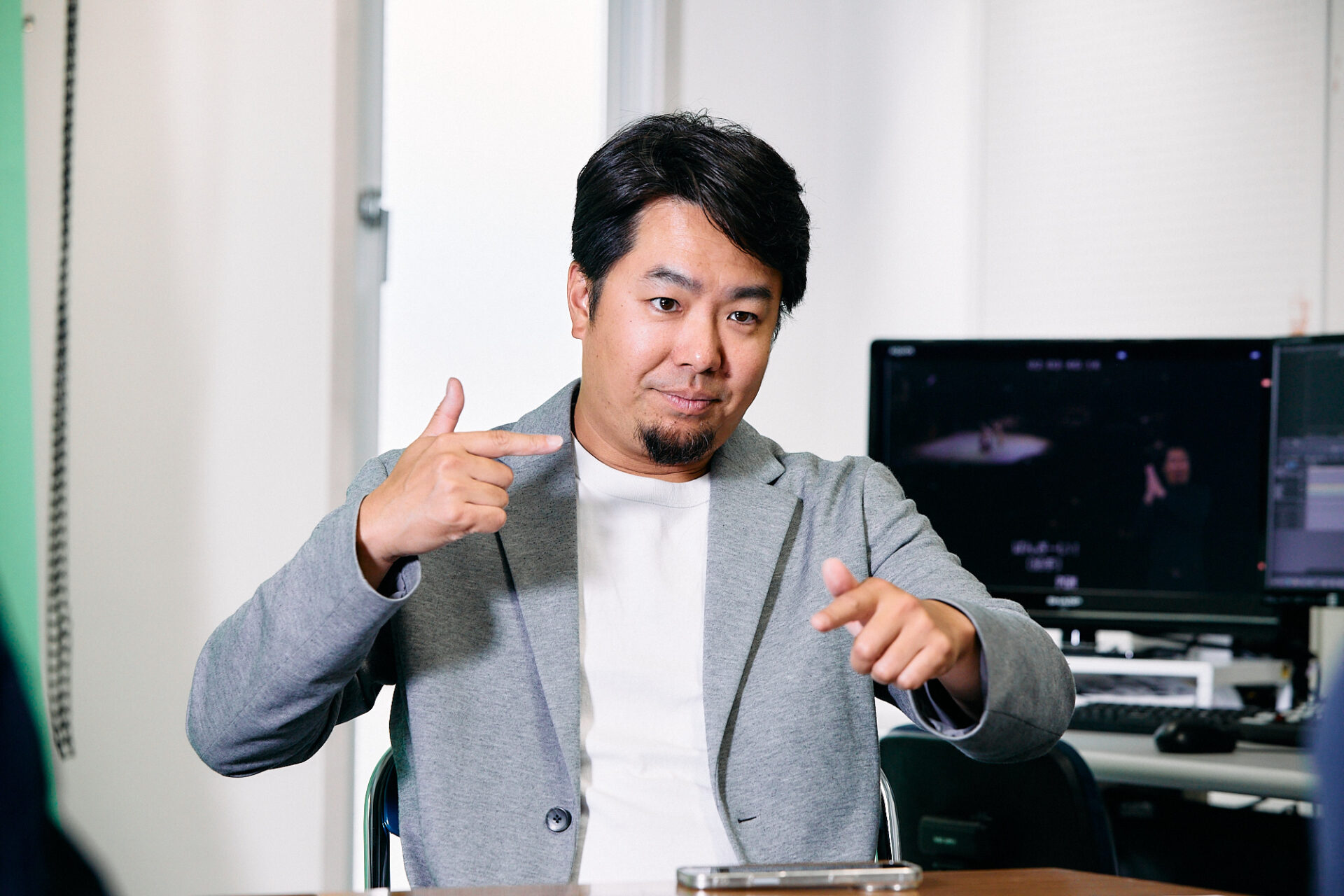 手話で話す江副さん