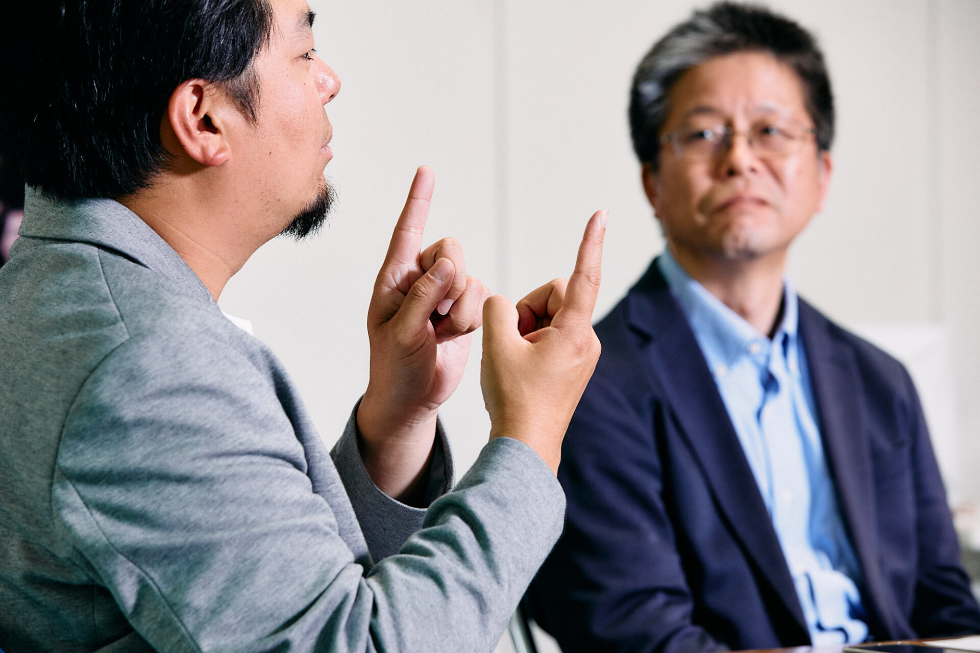 江副さんの手話を見る中川さん