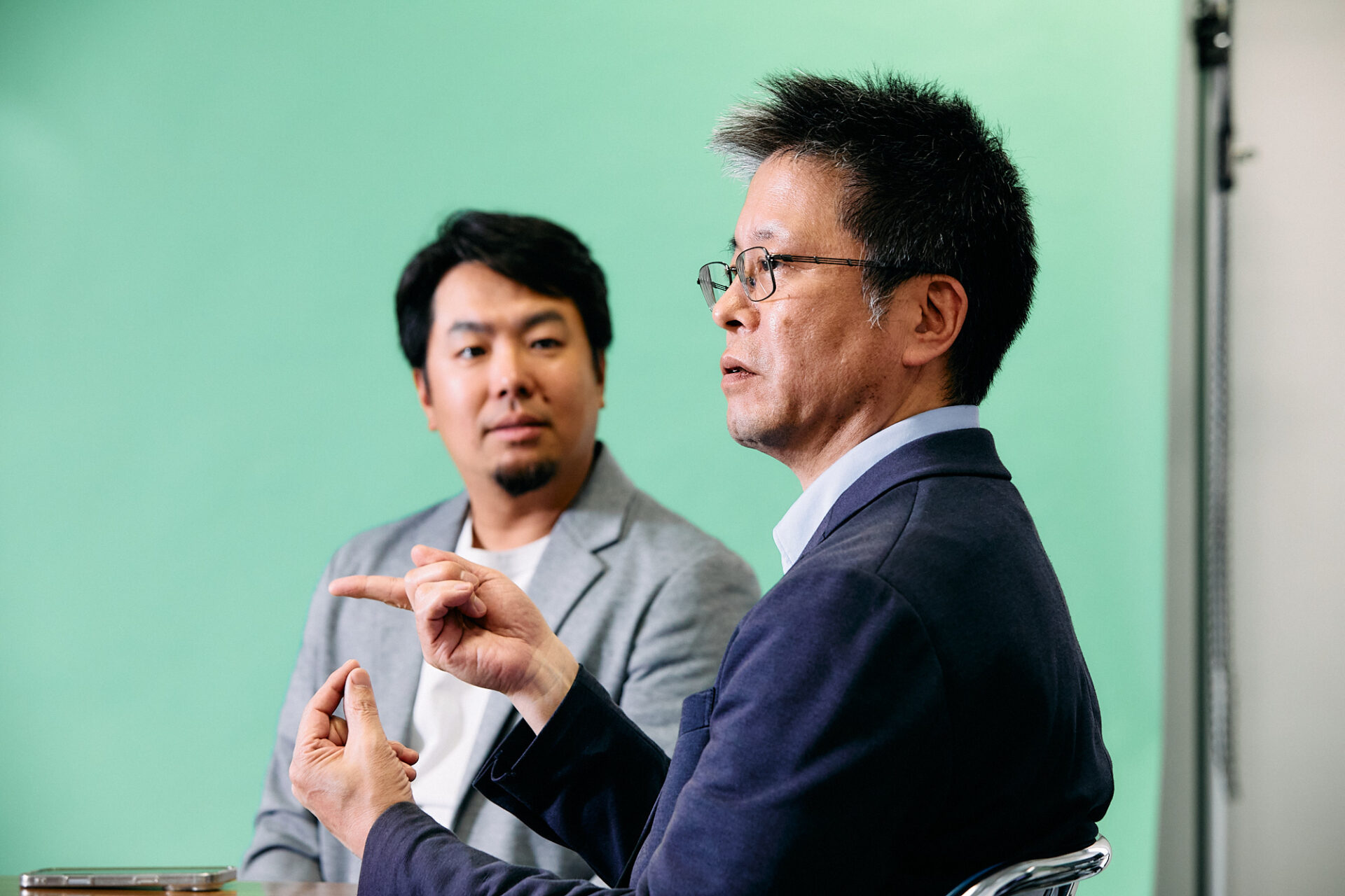手話を使って話す中川さんと、それを見る江副さん